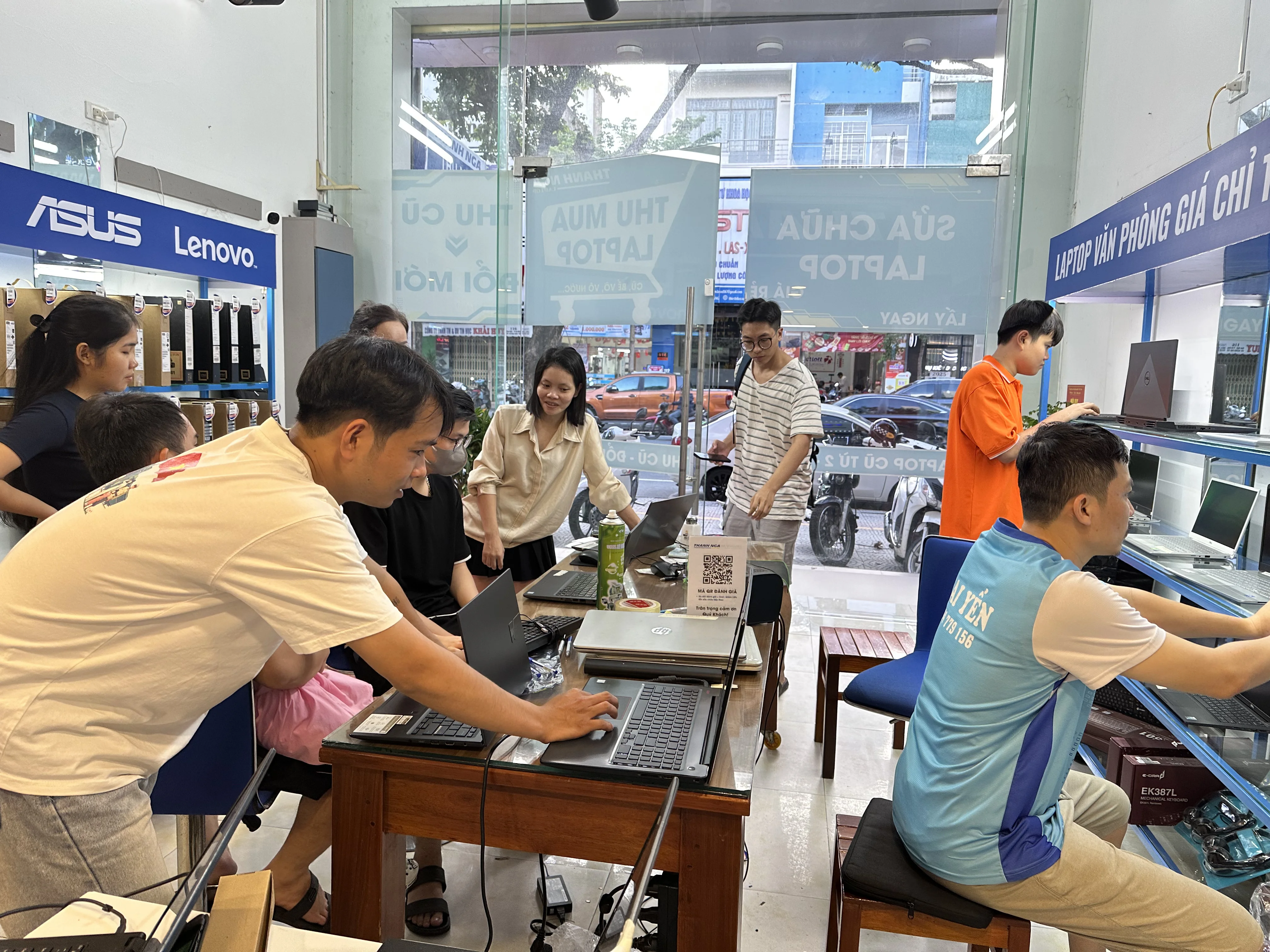 Khách hàng xem và chọn laptop tại cửa hàng Thanh Nga Laptop Đà Nẵng