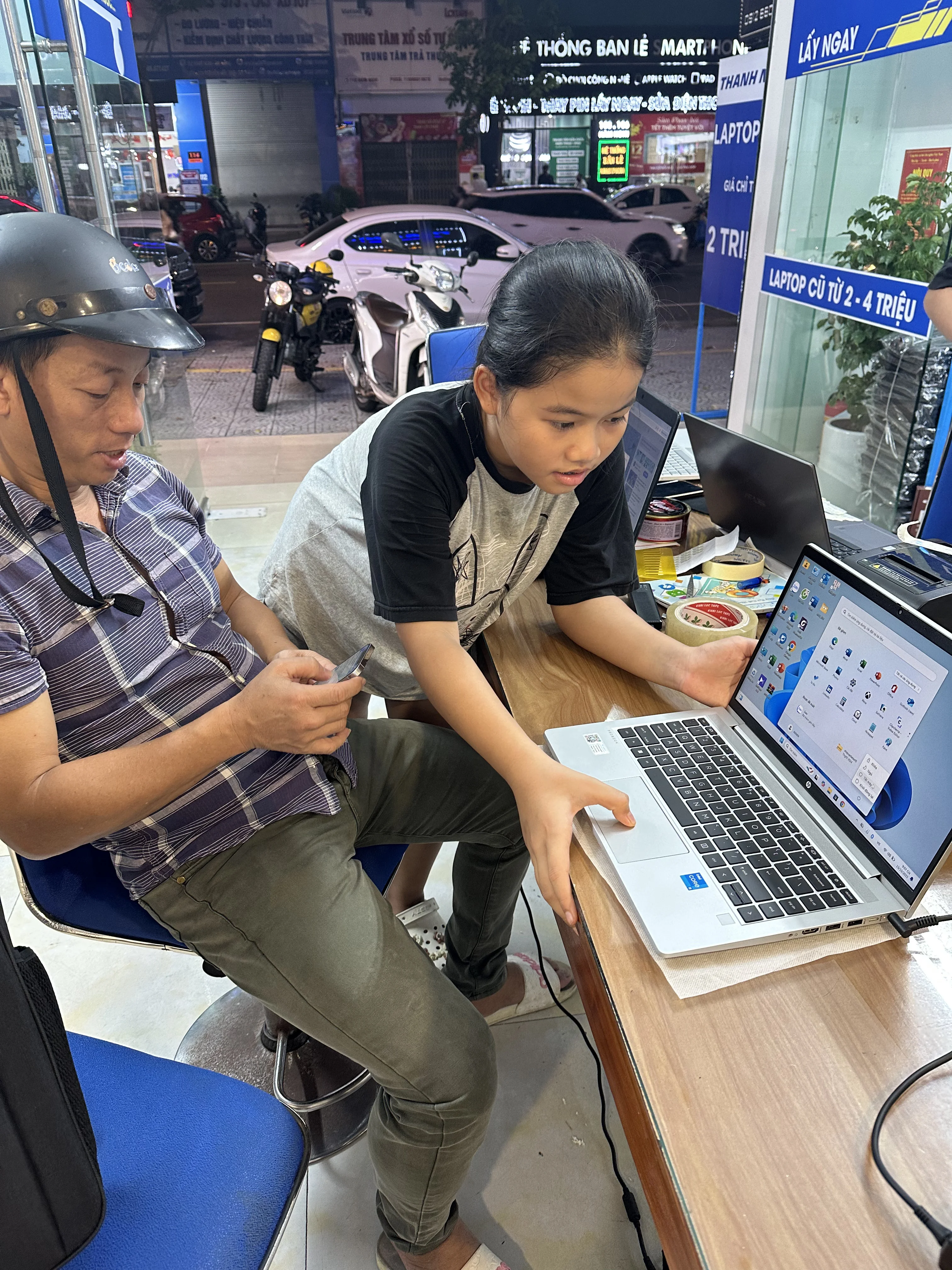 Khách hàng xem và chọn laptop tại cửa hàng Thanh Nga Laptop Đà Nẵng