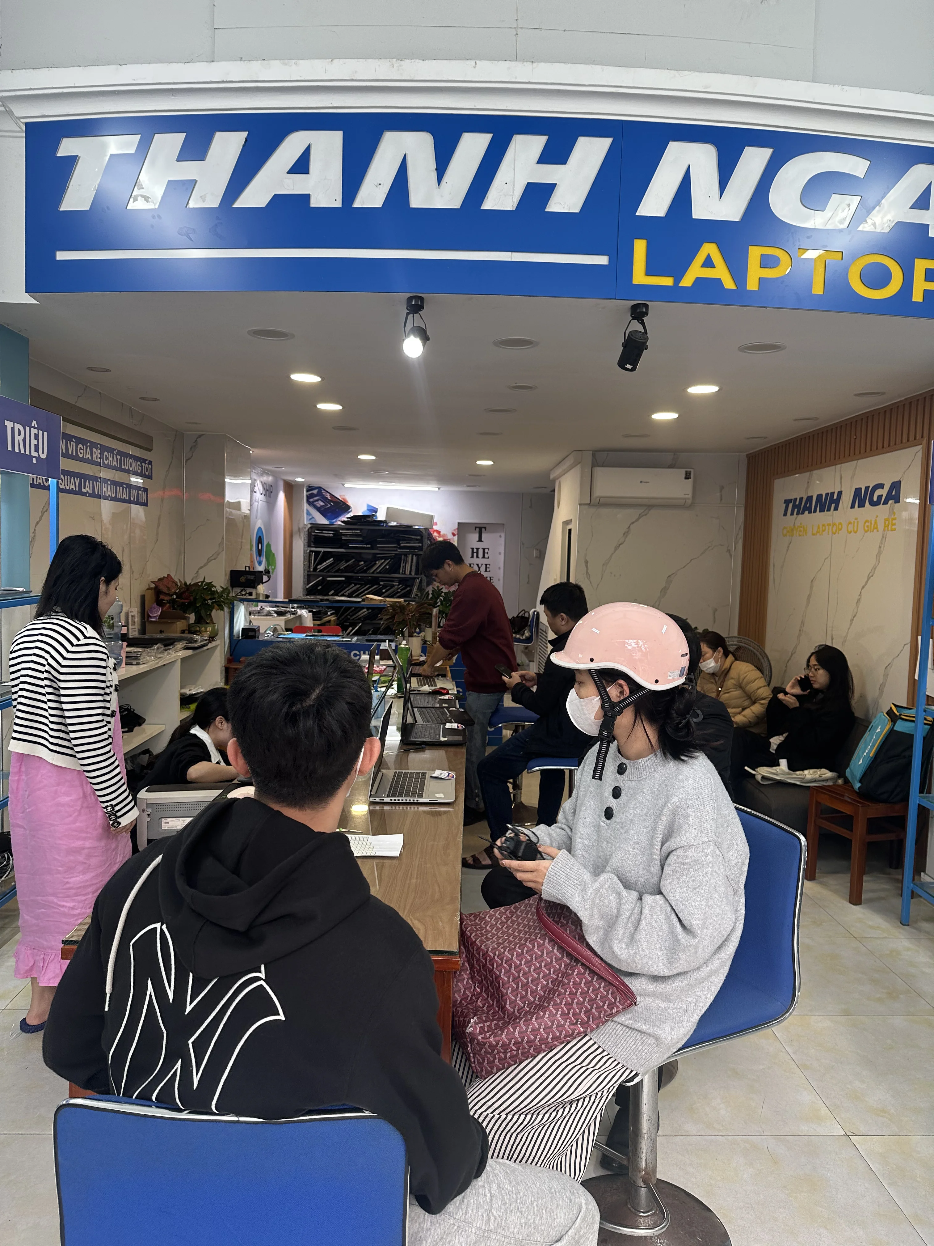 Khách hàng xem và chọn laptop tại cửa hàng Thanh Nga Laptop Đà Nẵng