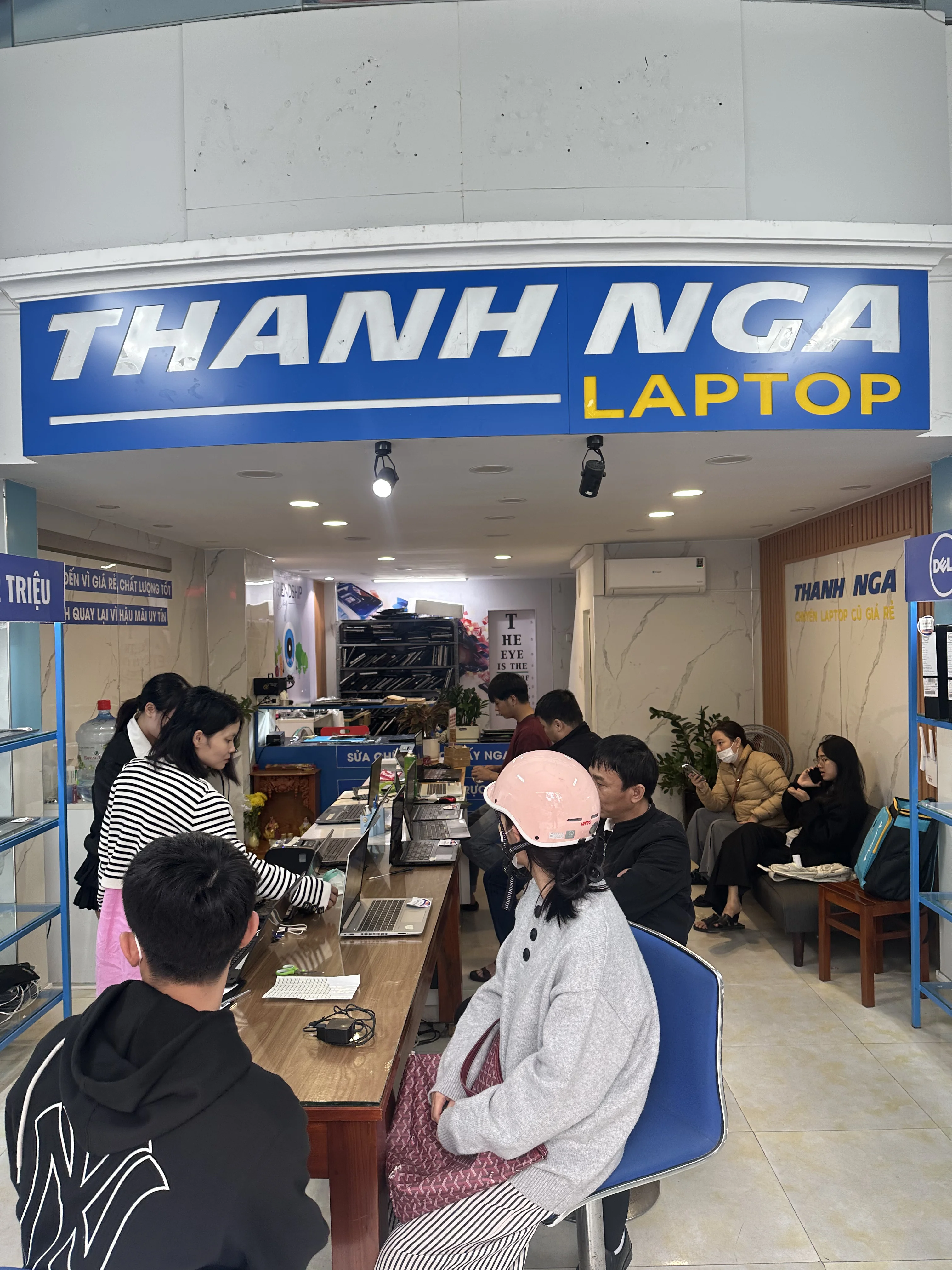 Khách hàng xem và chọn laptop tại cửa hàng Thanh Nga Laptop Đà Nẵng