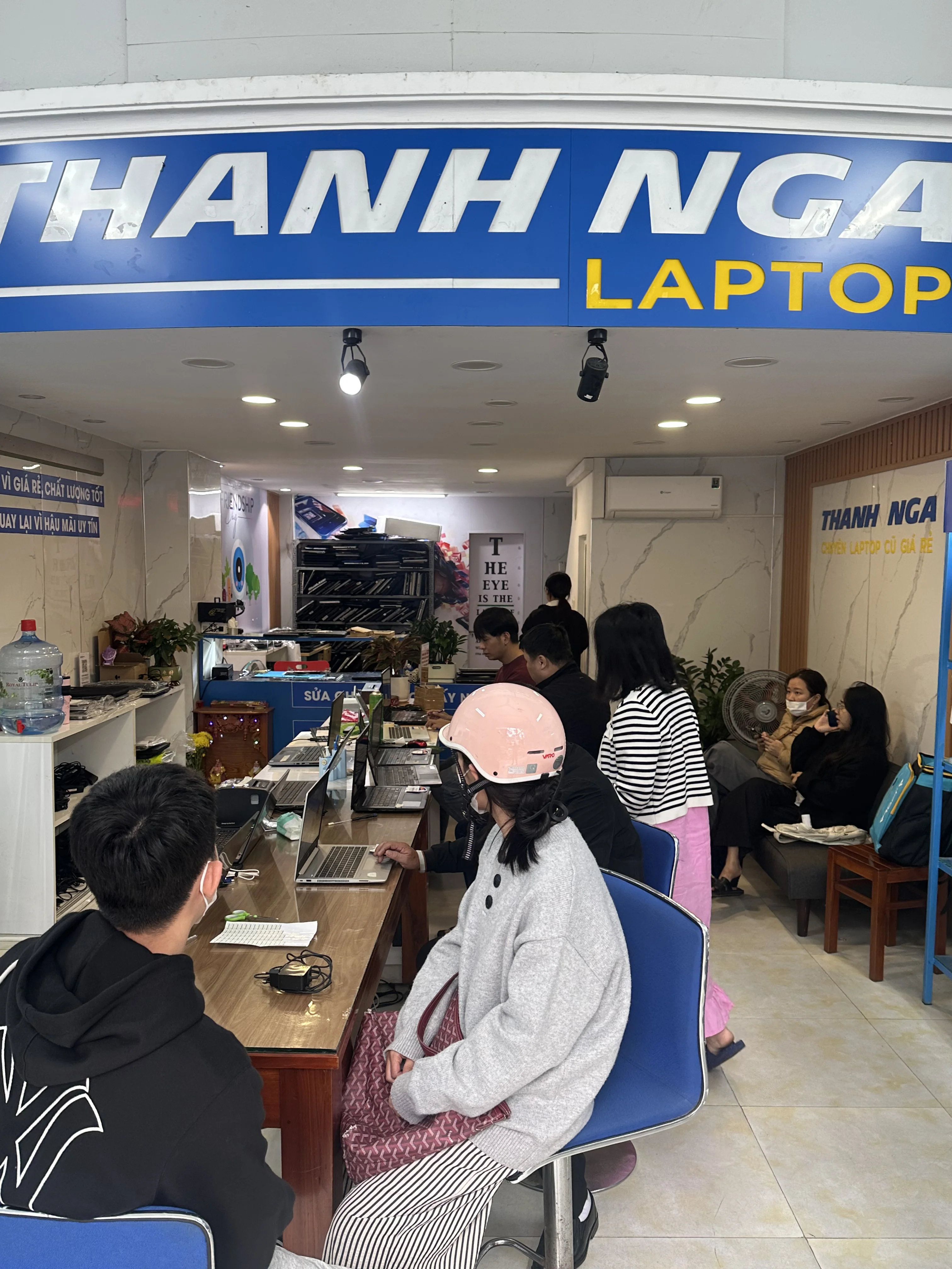 Khách hàng xem và chọn laptop tại cửa hàng Thanh Nga Laptop Đà Nẵng