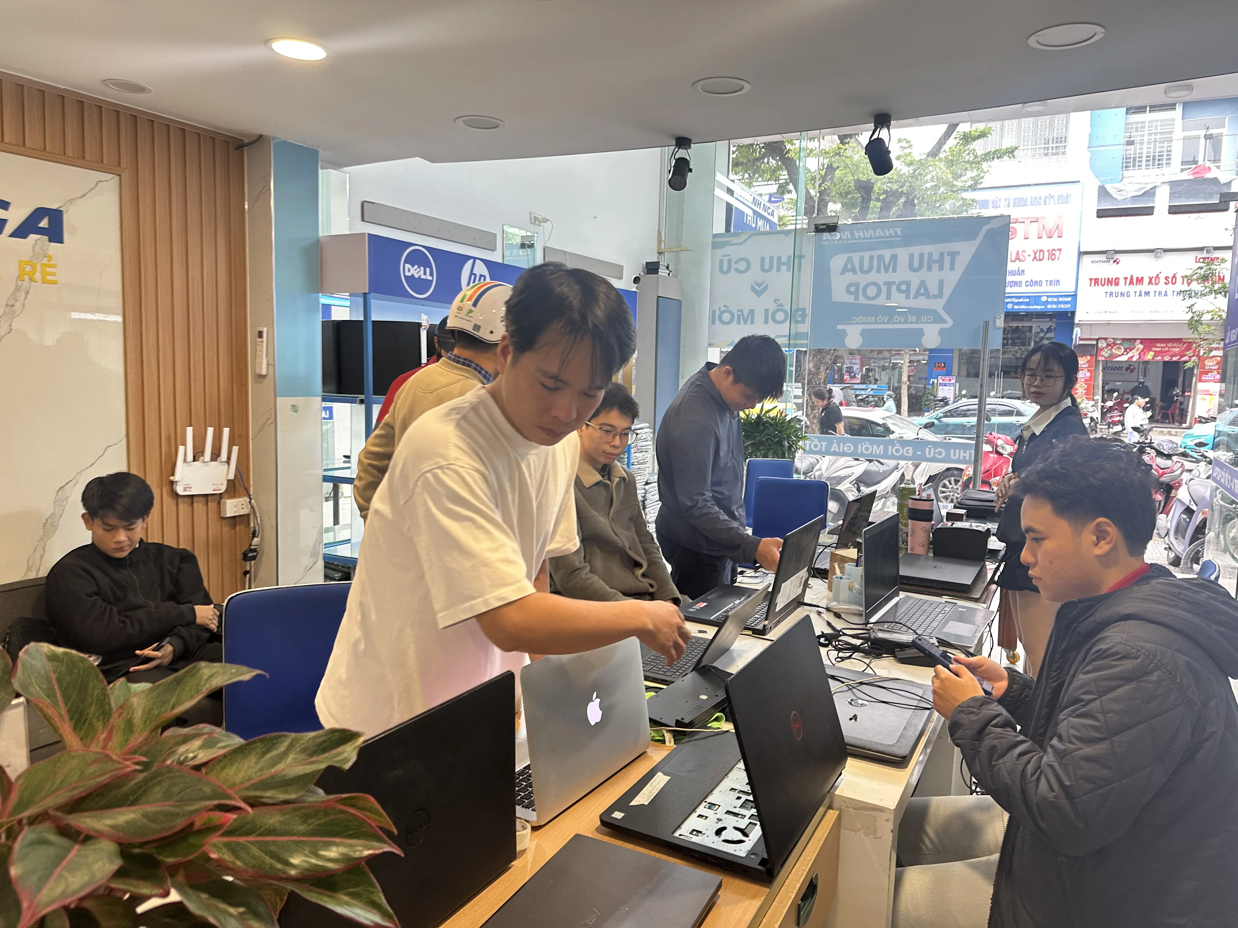 Khách hàng xem và chọn laptop tại cửa hàng Thanh Nga Laptop Đà Nẵng