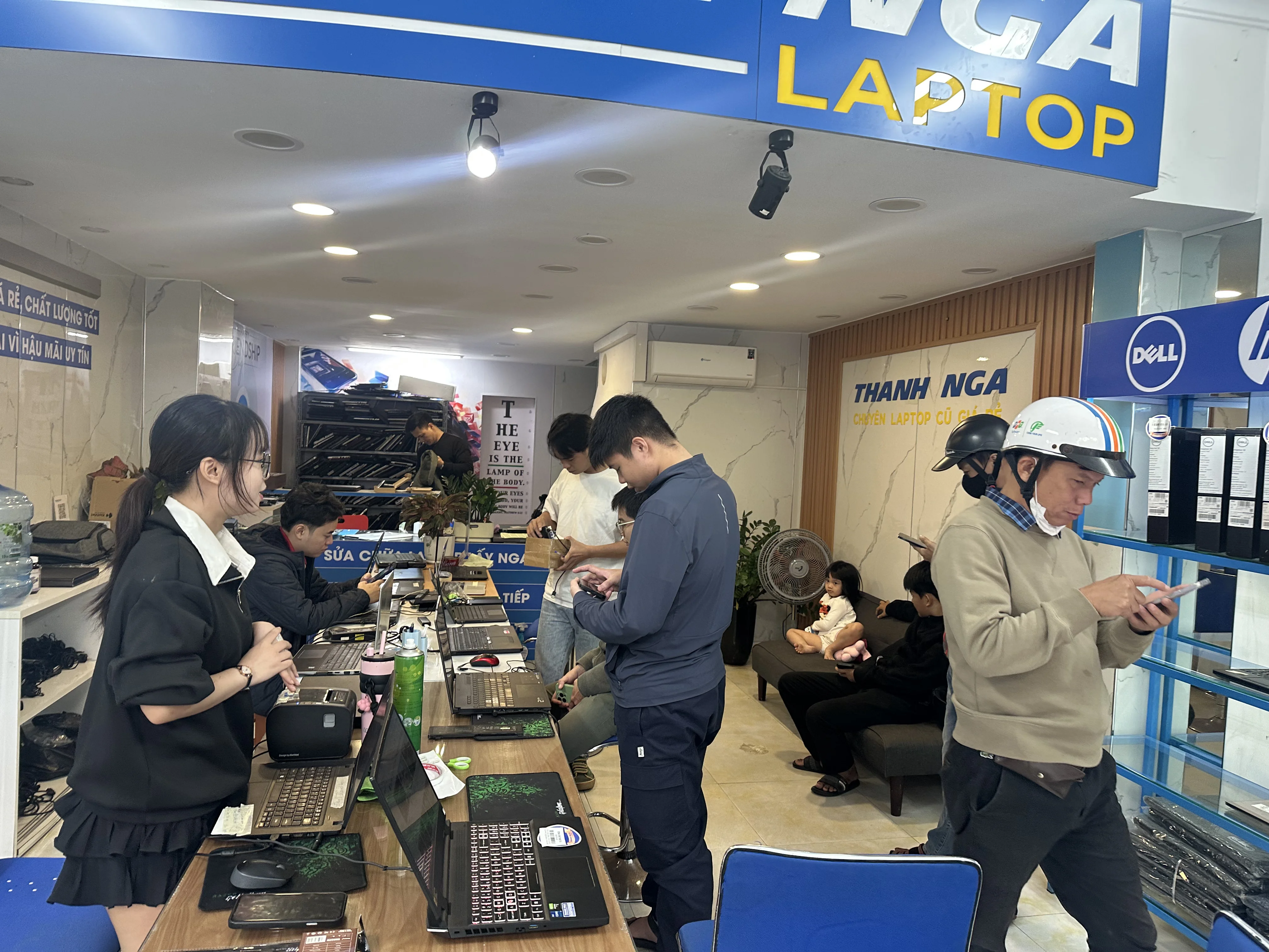 Khách hàng xem và chọn laptop tại cửa hàng Thanh Nga Laptop Đà Nẵng