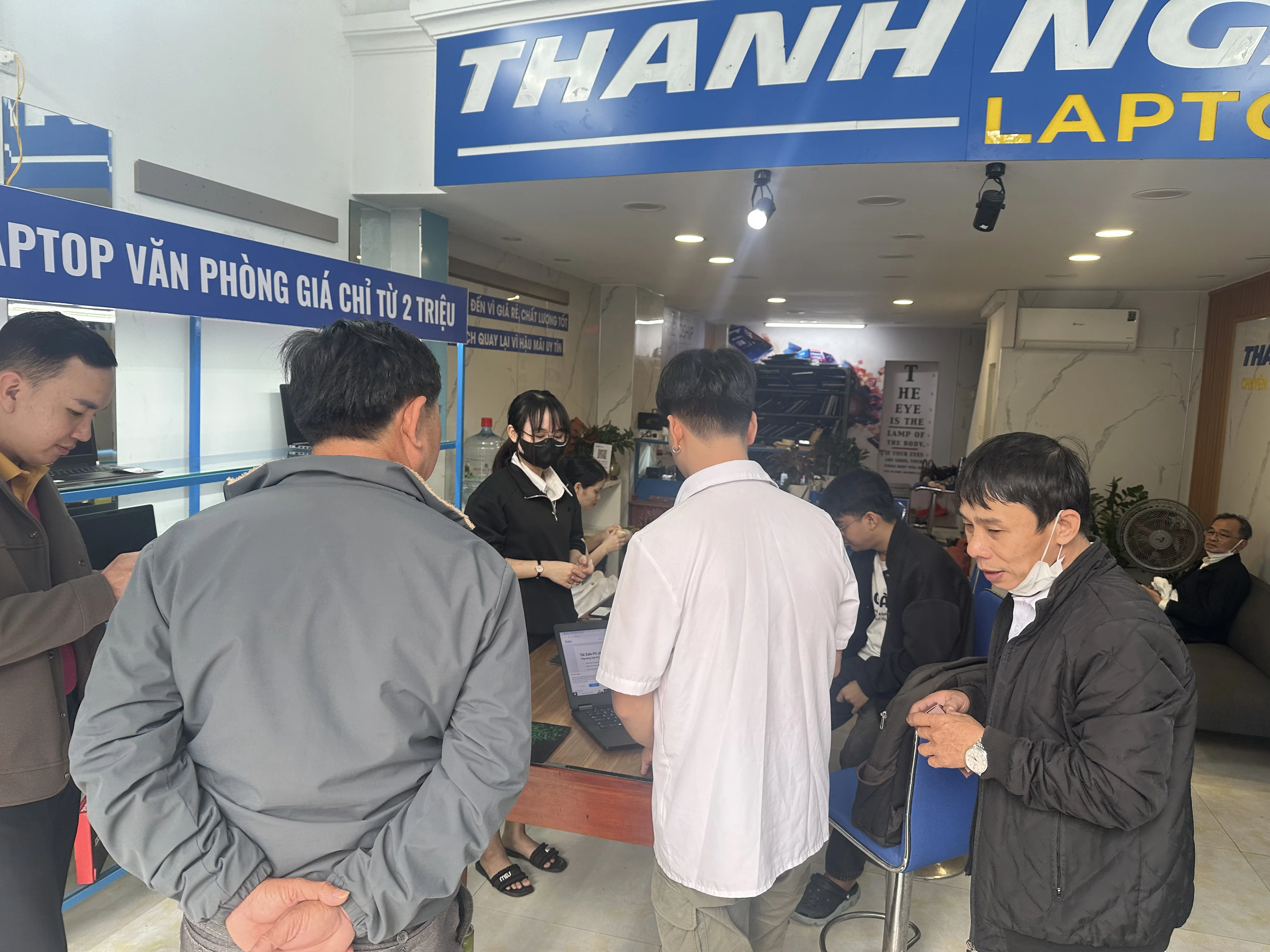 Khách hàng xem và chọn laptop tại cửa hàng Thanh Nga Laptop Đà Nẵng