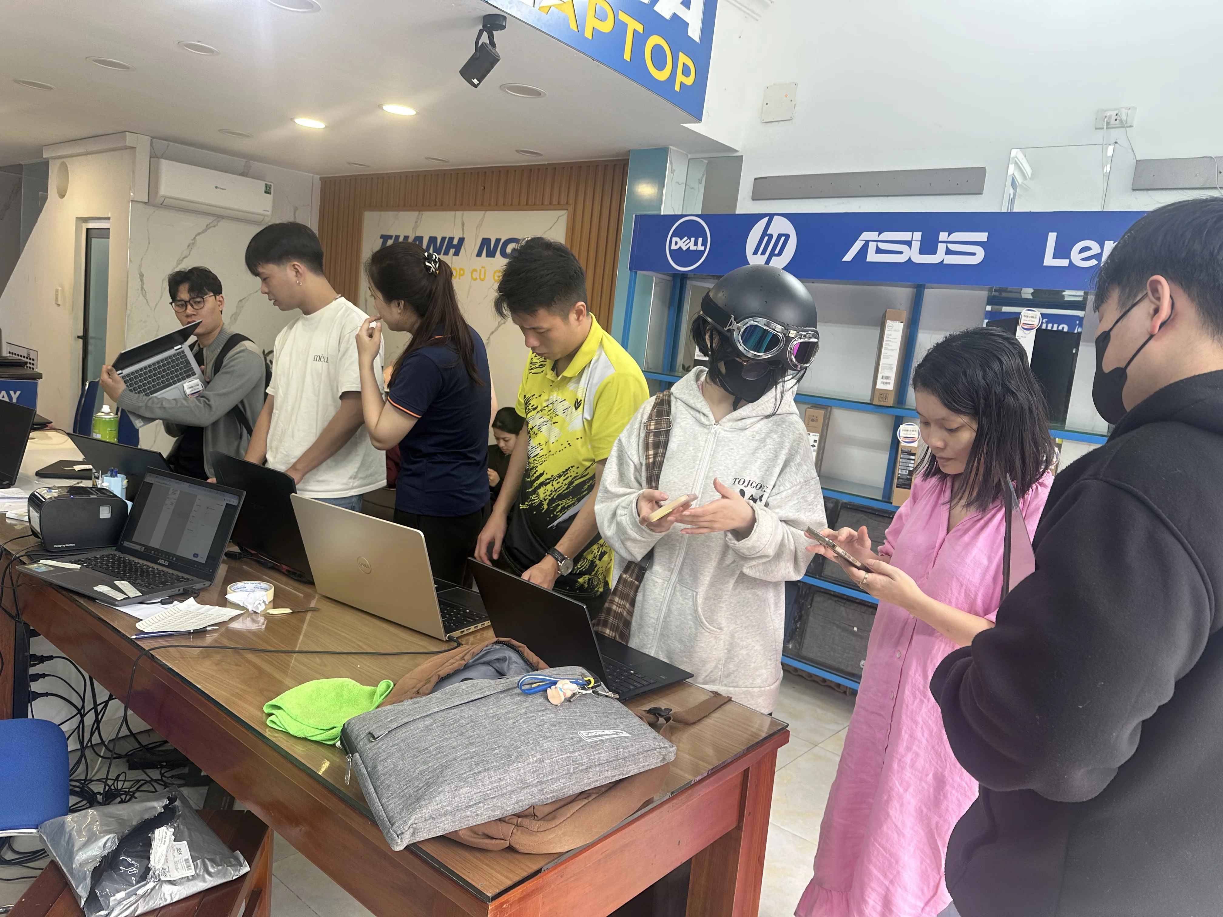 Khách hàng xem và chọn laptop tại cửa hàng Thanh Nga Laptop Đà Nẵng