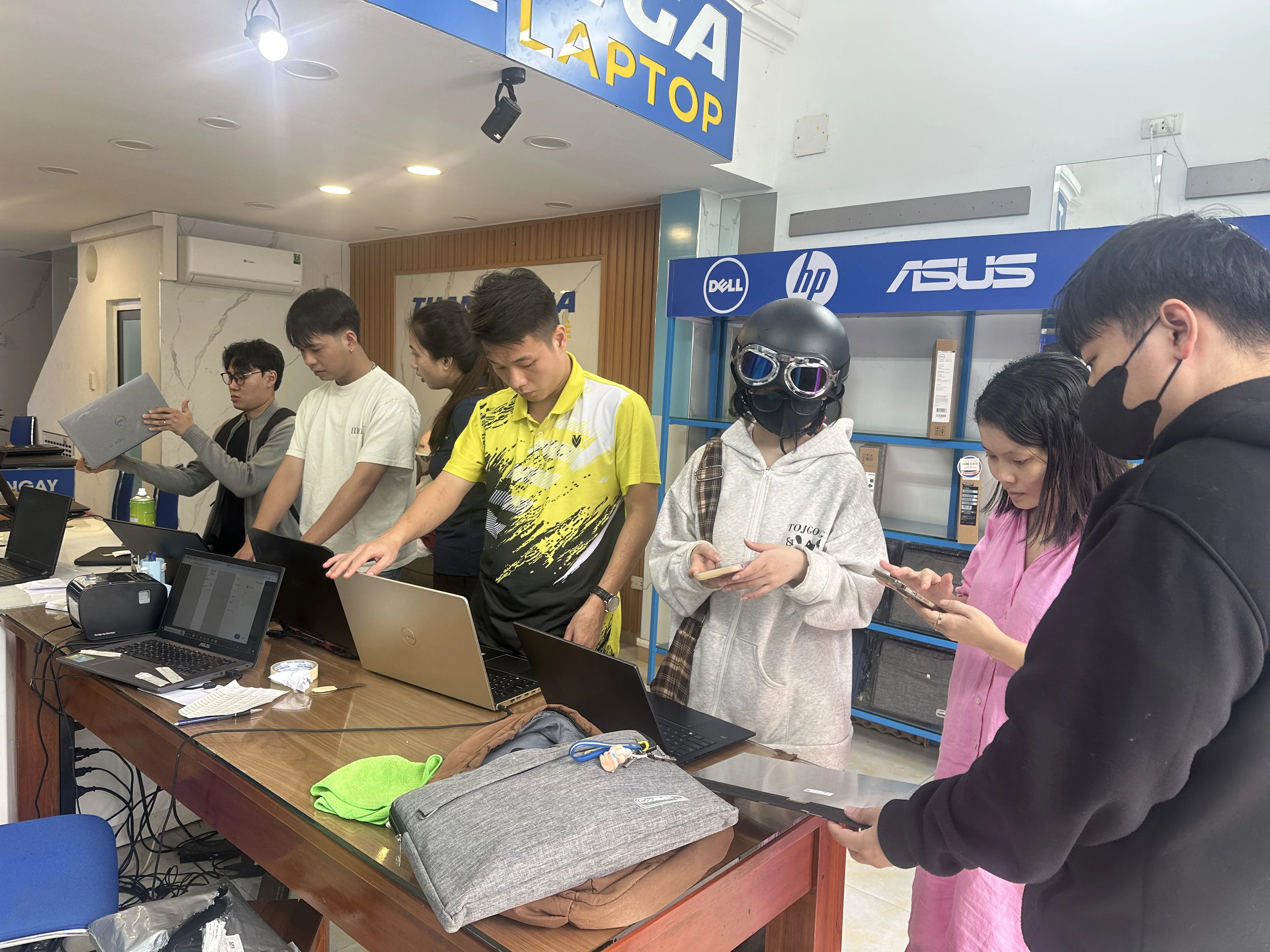 Khách hàng xem và chọn laptop tại cửa hàng Thanh Nga Laptop Đà Nẵng
