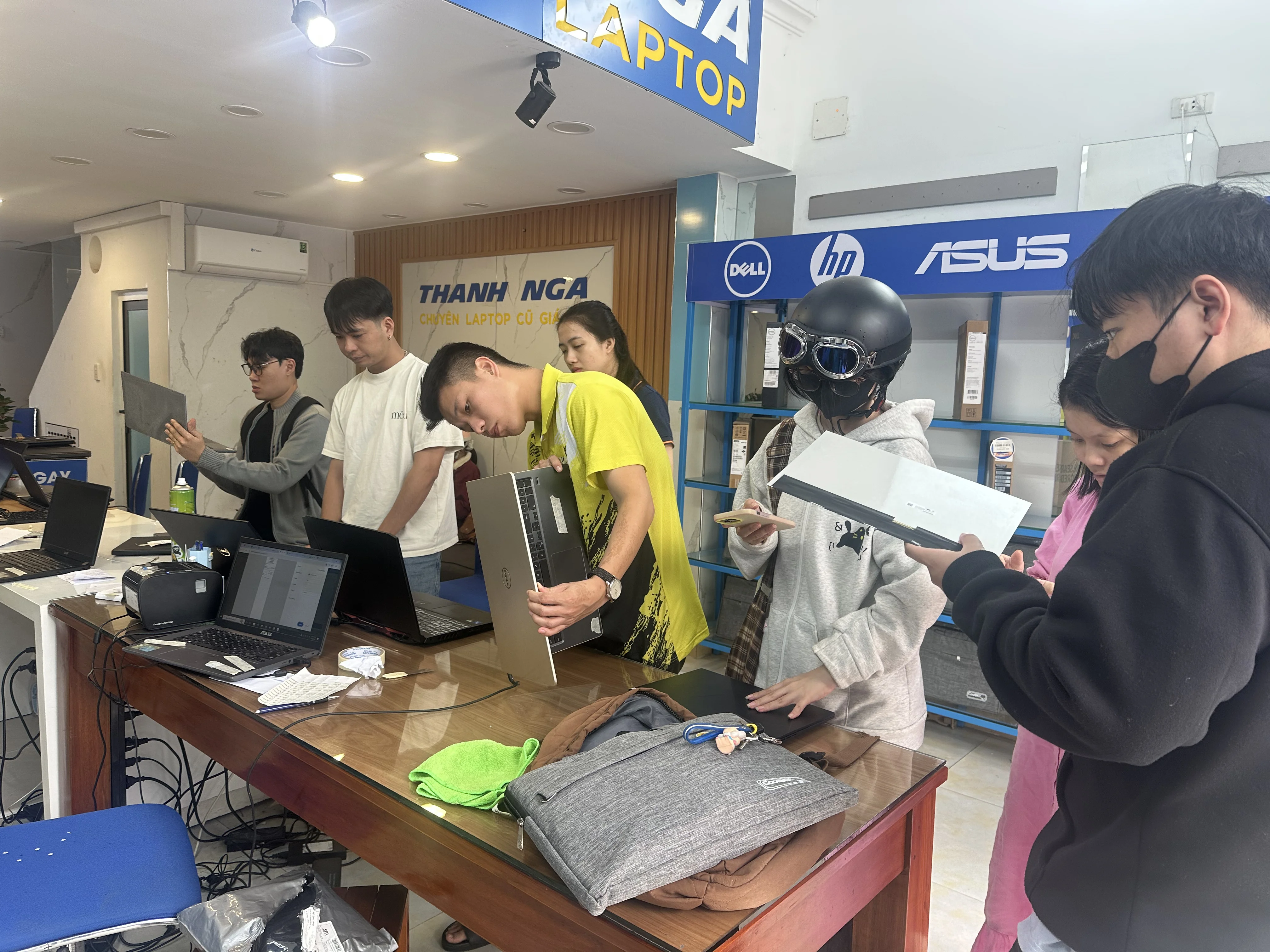 Khách hàng xem và chọn laptop tại cửa hàng Thanh Nga Laptop Đà Nẵng