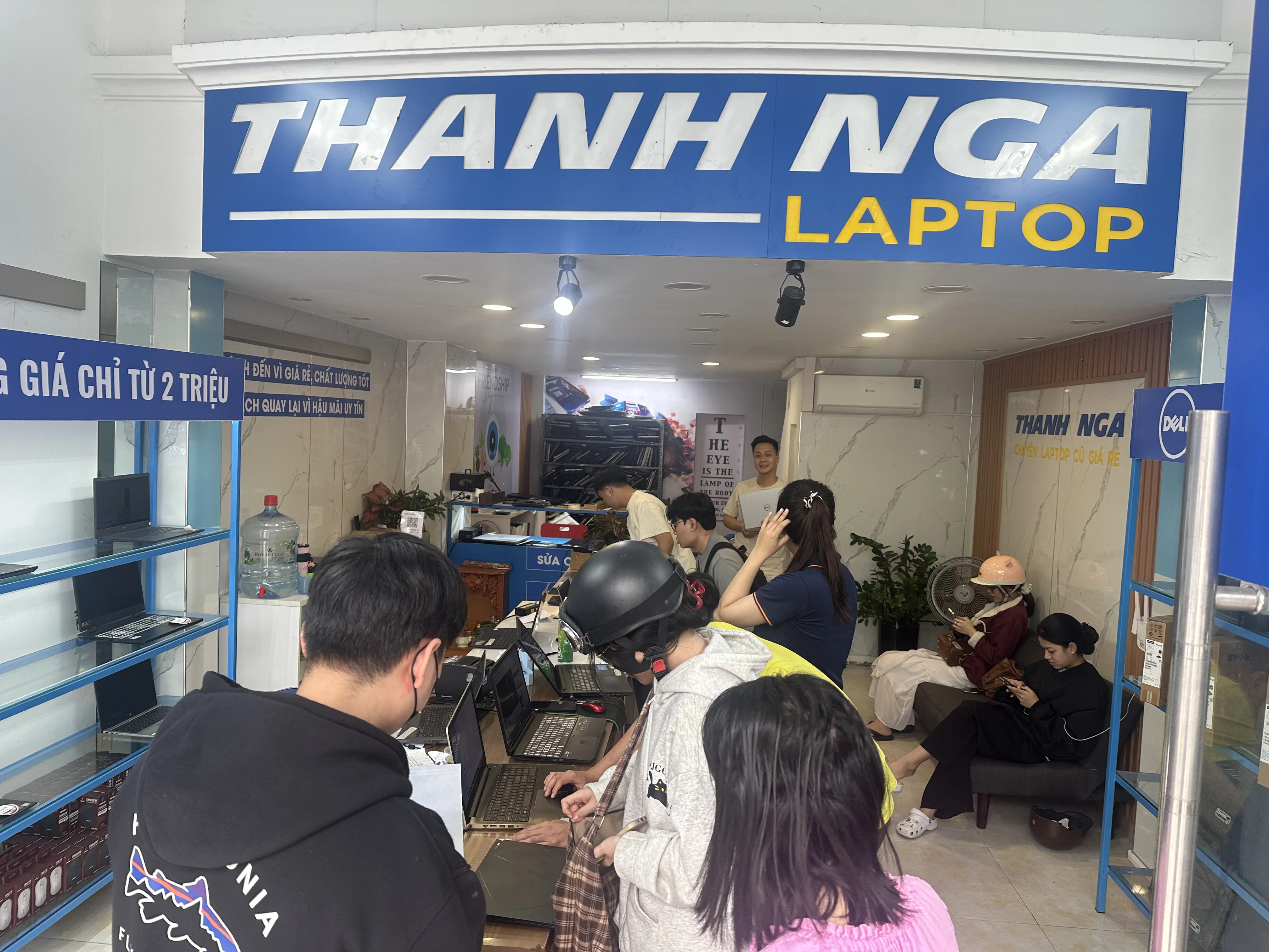 Khách hàng xem và chọn laptop tại cửa hàng Thanh Nga Laptop Đà Nẵng