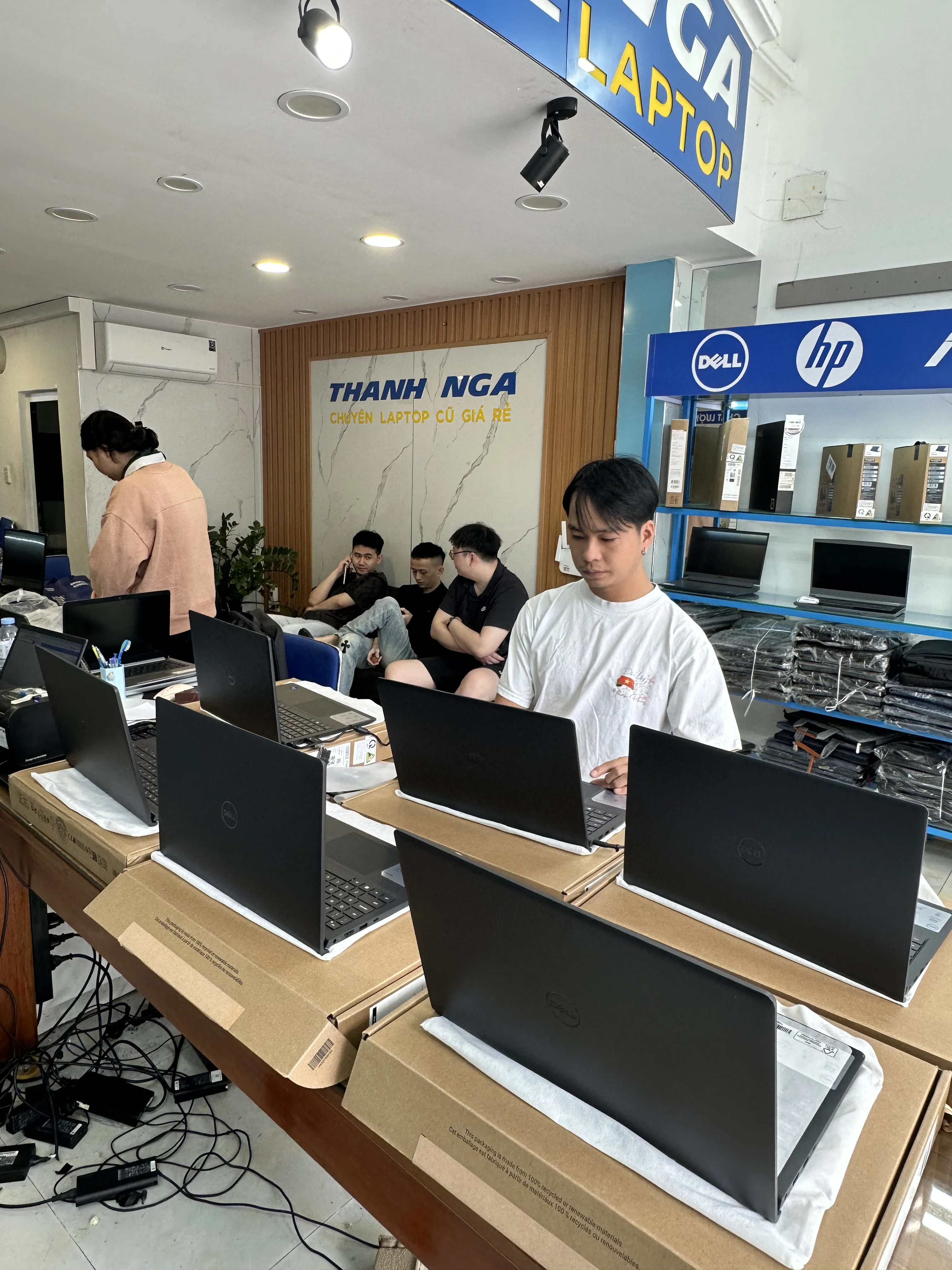 Khách hàng xem và chọn laptop tại cửa hàng Thanh Nga Laptop Đà Nẵng