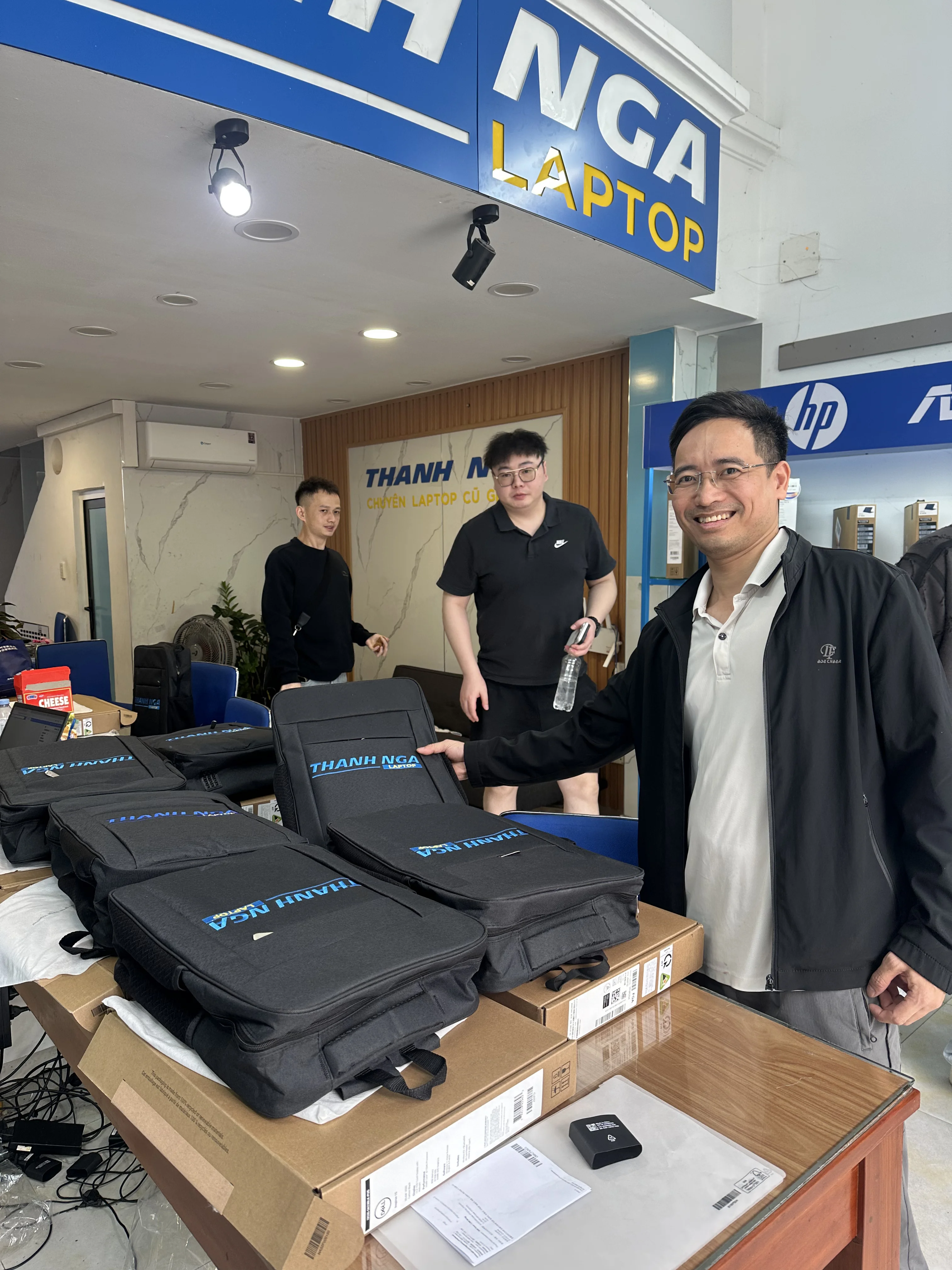 Khách hàng xem và chọn laptop tại cửa hàng Thanh Nga Laptop Đà Nẵng