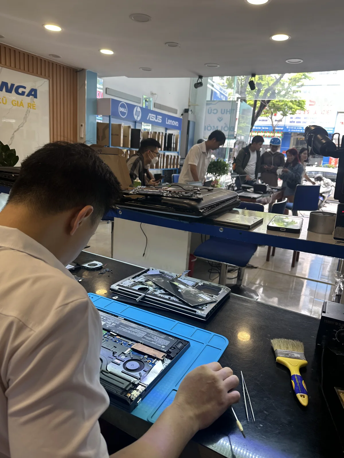 Khách hàng nhận Laptop tại Thanh Nga