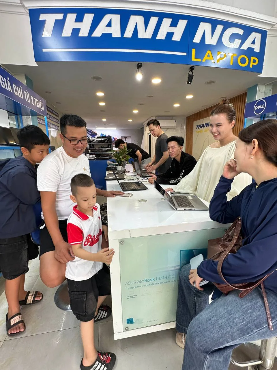 Khách hàng mua Laptop cũ giá rẻ