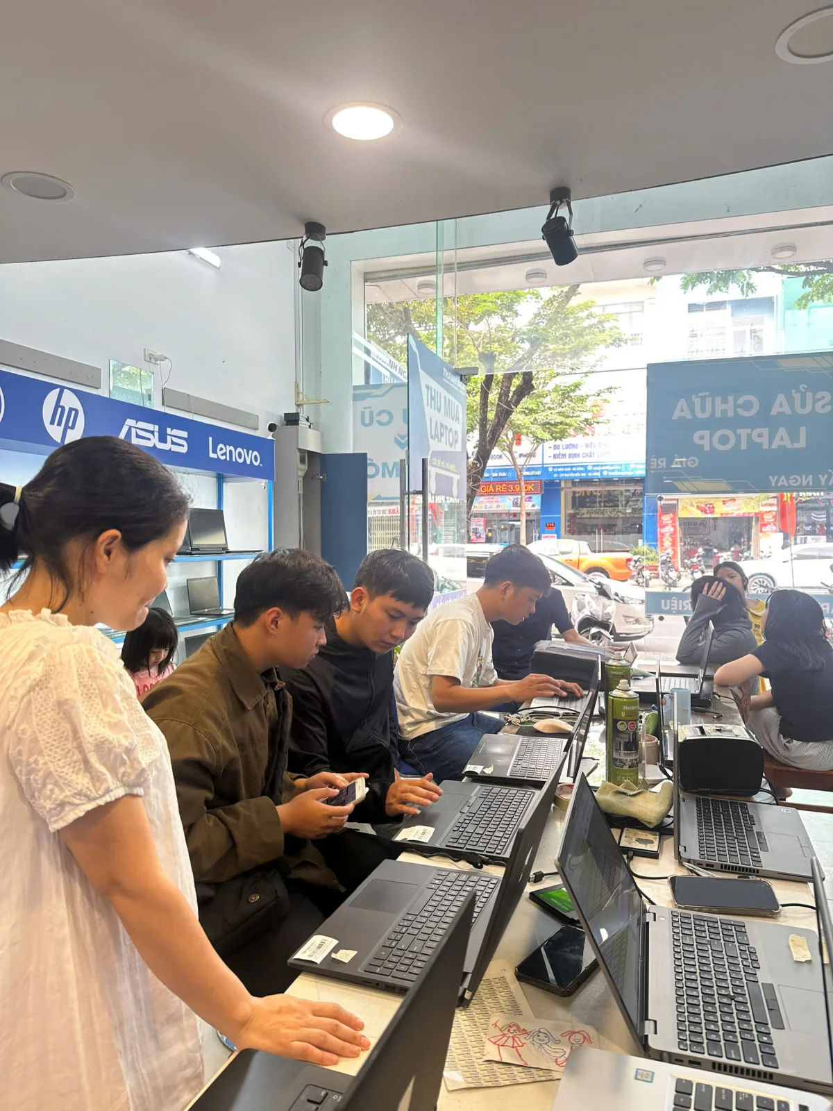 Khách hàng chọn Laptop giá tốt