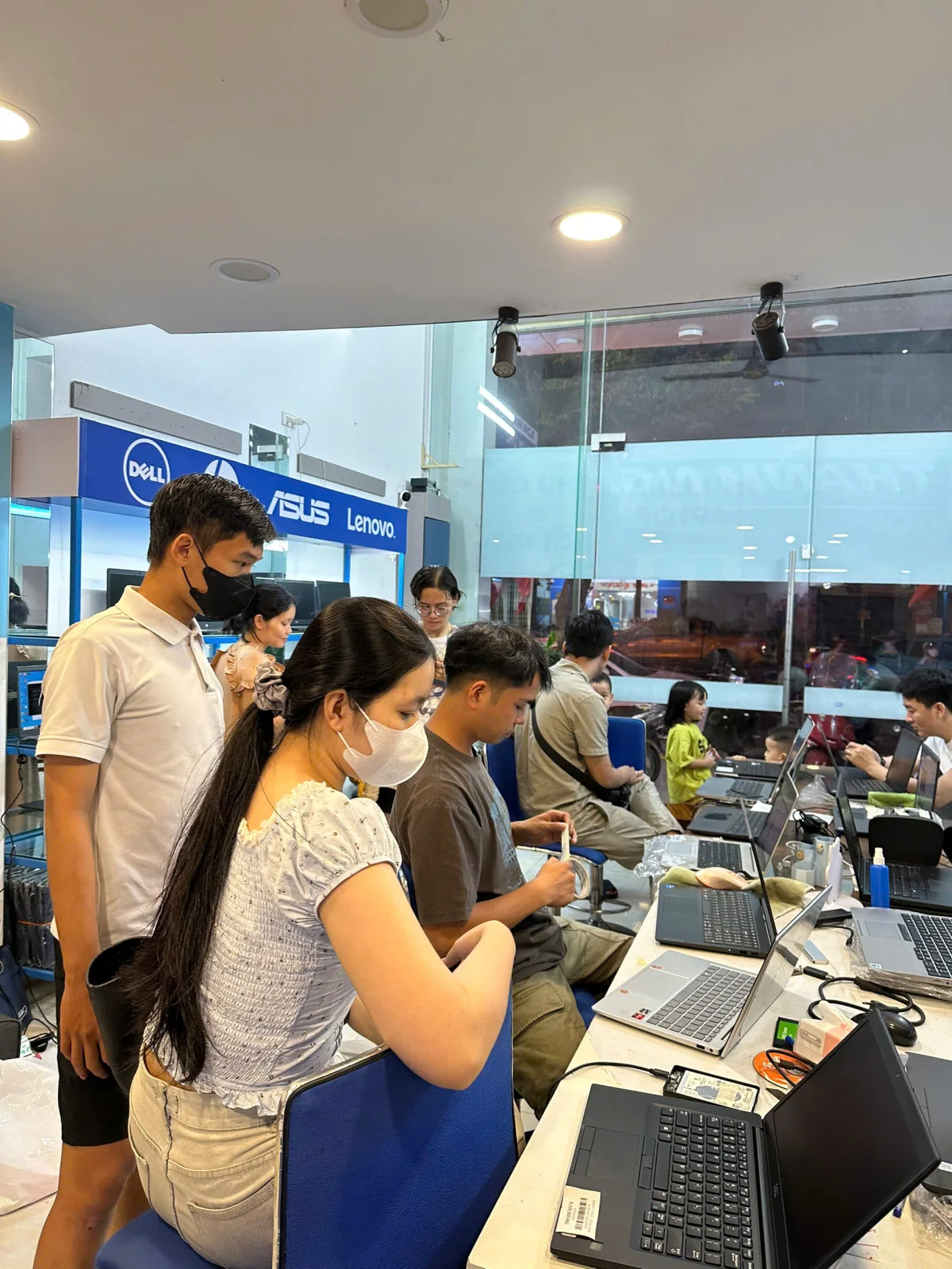 Không gian mua bán Laptop Thanh Nga