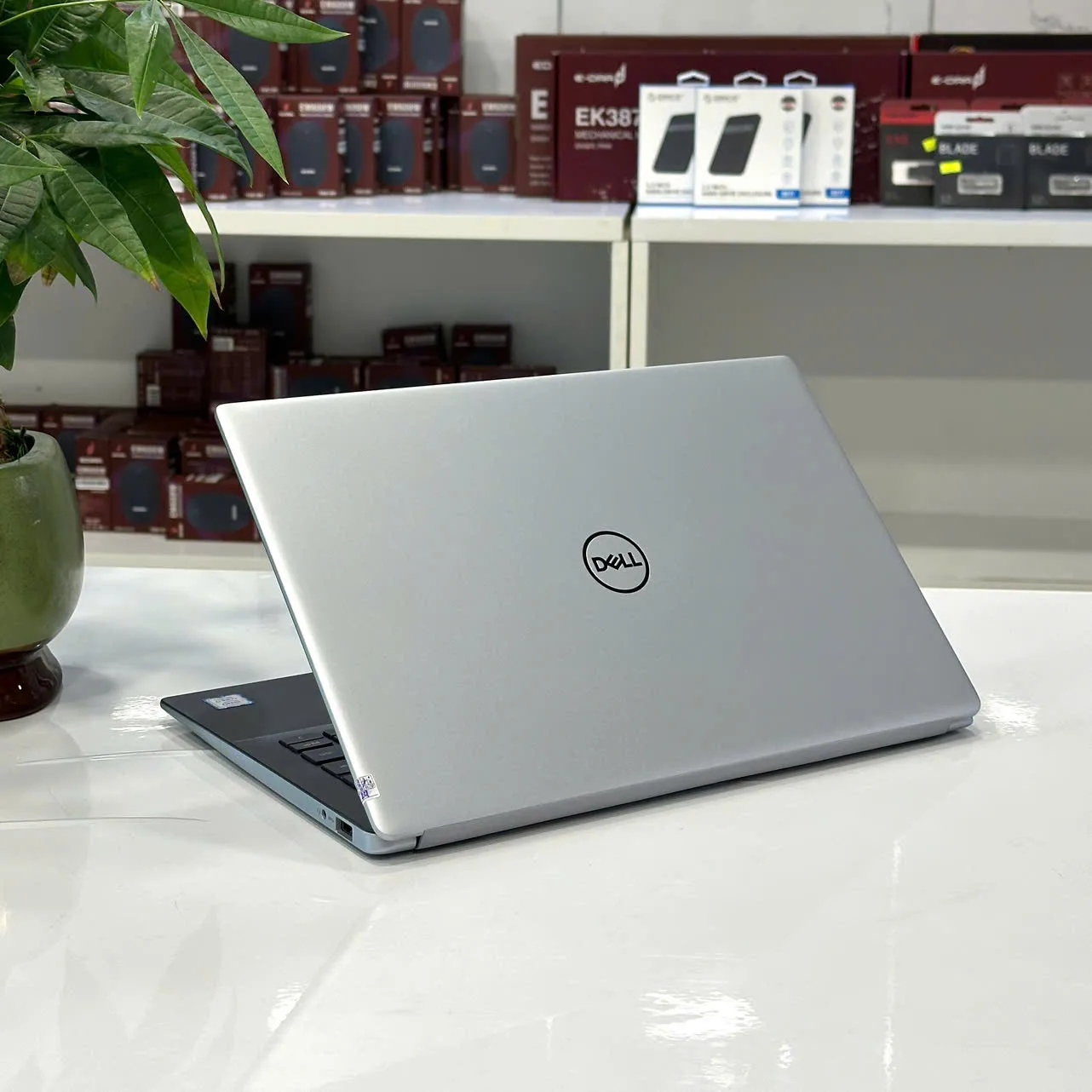Laptop Cũ Dell Vostro 5390 I7 - 8XXXU/RAM 8GB/SSD 256GB/FHD/VGA