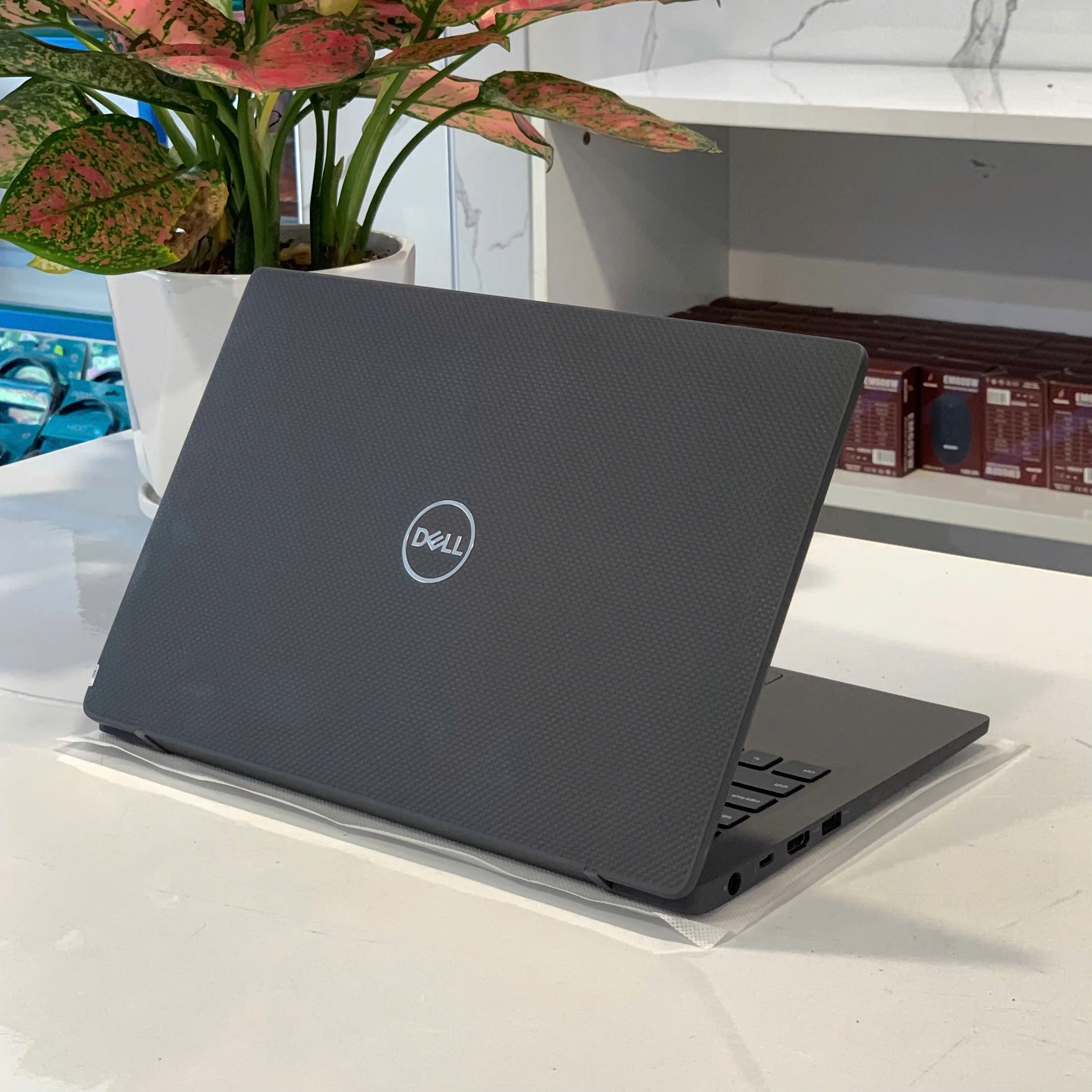 Laptop Cũ Dell Latitude 7400 Core i7 - 8665U/ RAM 8GB/ SSD 256GB/ 14 FHD